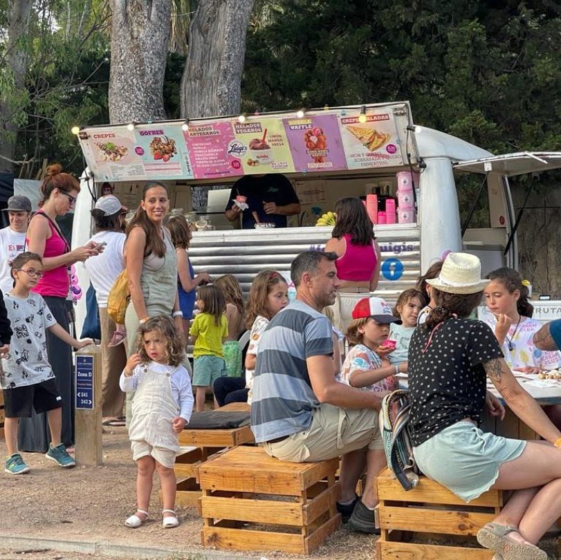 gente comiendo alrededor del food truck